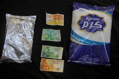 Una bolsa de leche en polvo y un kilogramo de azúcar cuestan 300 séqueles, unos 75 euros. Son productos que casi nadie puede permitirse en este momento en Gaza. ¿Pasaban hambre los gazatíes antes de esta guerra? La Franja llevaba sometida a un bloqueo israelí desde 2007, cuando el grupo islamista palestino Hamás se hizo con el poder. Antes de octubre, dos tercios de la población de Gaza recibían ayuda para comer, en forma de alimentos o de subvenciones. Pero la desnutrición infantil aguda no llegaba al 1%. Entre un 53 y un 59% de los gazatíes vivían en la pobreza antes de esta guerra, que ha provocado la muerte de más de 40.000 palestinos, según fuentes del ministerio de Salud de Gaza. El 7 de octubre de 2023, milicianos de Hamás se infiltraron en Israel y mataron a unas 1.200 personas y tomaron como rehenes a 250, según cifras oficiales. Un centenar sigue en Gaza y no se sabe a ciencia cierta cuántas están con vida.