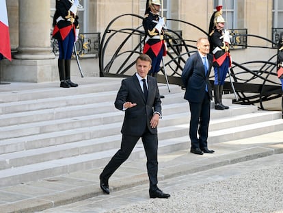 El presidente de Francia, Emmanuel Macron, acude a recibir al primer ministro británico, este viernes en el Palacio del Elíseo en París.