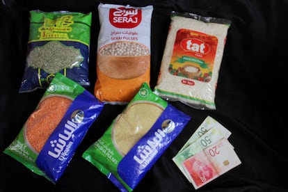 Estas bolsas de garbanzos, arroz, lentejas, frike y bulgur cuestan unos 120 séqueles (30 euros). Estos alimentos, muy usados en las cocinas palestinas, entran en los camiones de ayuda humanitaria y hay algunas personas que los revenden. Aunque siguen siendo escasos comparados con las necesidades de la Franja, las legumbres, cereales y alimentos enlatados son algo más fáciles de encontrar que los productos frescos. En Gaza hay familias que llevan 11 meses sin comer un tomate, una manzana o un huevo. La desnutrición alcanza niveles insospechados.