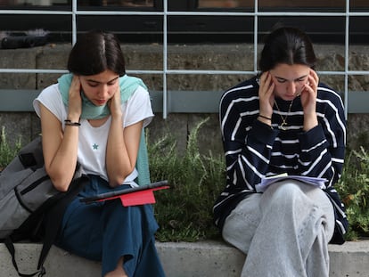 Dos estudiantes esperan para examinarse de Selectividad en la Facultad de Ciencias Biológicas de la Universidad Complutense de Madrid, el 3 de junio.