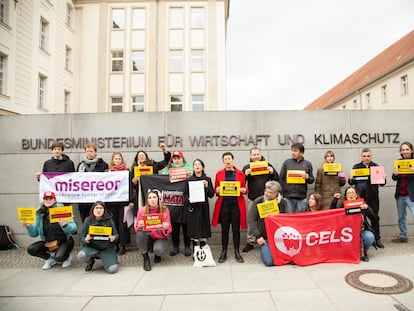 Defensores ambientales protestan en Berlín por la contaminación.