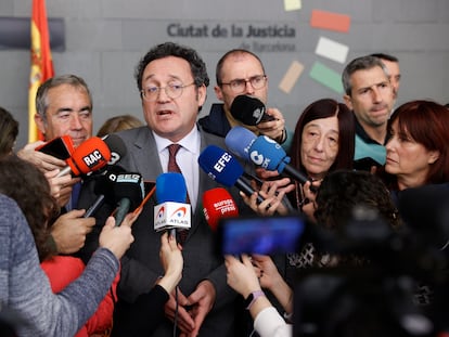 El fiscal general del Estado, Álvaro García Ortiz, atiende a los medios en la Ciutat de la Justicia de Barcelona en febrero pasado.
