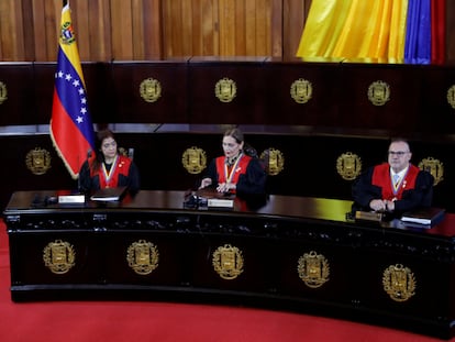 La presidenta del TSJ de Venezuela, Caryslia Rodríguez (centro), da un pronunciamiento en Caracas, este 22 de agosto.