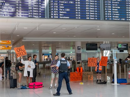 Miembros de Última Generación se manifiestan en el aeropuerto de Múnich, el miércoles 14 de agosto.