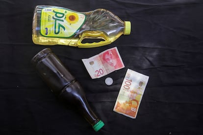Una botella de aceite de oliva y otra de aceite para cocinar cuestan 125 séqueles, unos 30 euros. En julio y agosto, el PMA solo logró hacer entrar en Gaza la mitad de las 24.000 toneladas de ayuda alimentaria necesarias para alcanzar sus objetivos. Por ello, tuvo que reducir el contenido de los paquetes de alimentos que distribuye. Este organismo insiste en la necesidad urgente de reparar las carreteras, muy dañadas por la guerra, para poder llevar la asistencia humanitaria a todas las personas que la necesitan. La mayoría están impracticables y la situación empeorará con las próximas lluvias e inundaciones.