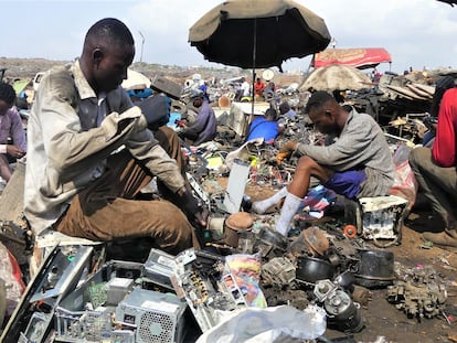 Un grupo de jóvenes, durante una jornada de reciclaje de basura electrónica el pasado septiembre en el basurero de Agbogblosgie, en Ghana.