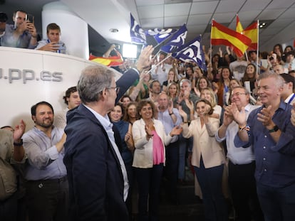 Feijóo, acompañado por parte de la dirección del PP, celebra el resultado de las elecciones europeas en la sede del PP de Madrid.