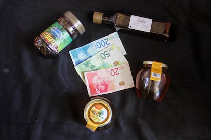 La mermelada, el dulce de dátiles y una botella de melaza de uva pueden costar en este momento en Gaza unos 70 euros. Son productos de lujo, muy raros de encontrar. Y además, la pregunta es quién tiene ese dinero en efectivo en Gaza en este momento. Desde hace meses, los bancos no funcionan, no hay dinero en metálico entrando en la Franja y cada vez es más complicado enviar una transferencia y sobre todo que la persona a la que va dirigida pueda recibirla y cobrarla. "Los billetes son viejos, el papel está desgastado y roto y mucha gente ya no acepta algunos billetes", explica Zaqut, de Al Mezan. "Esta situación, esta falta de todo, lleva a la gente al límite, sobre todo a los más pobres", agrega.